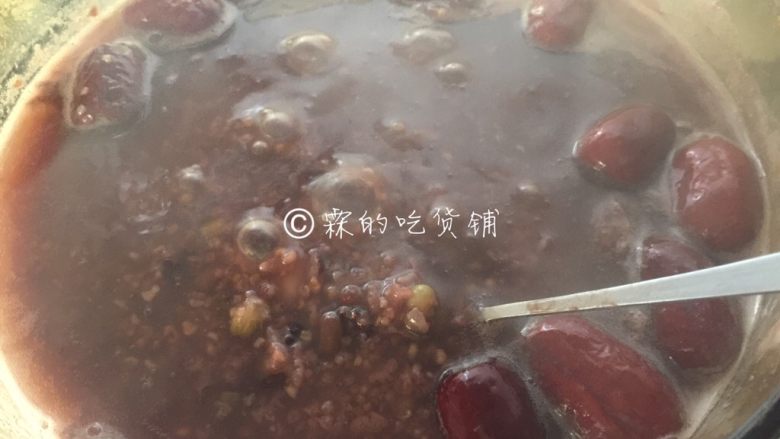 杂粮八宝粥,慢慢的会一点点变得浓稠,此时注意看着点