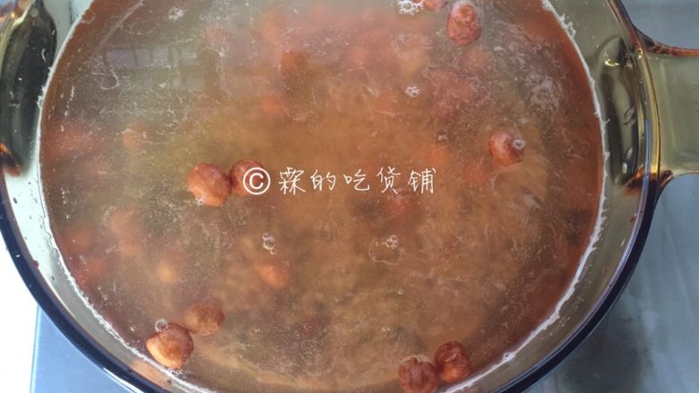 杂粮八宝粥,再把除红枣外的所有食材全部倒入