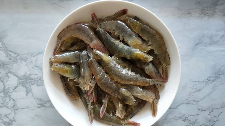 年夜饭之油焖大虾,大虾洗净,剪掉虾枪、虾爪、虾嘴、虾包,开背去虾线。