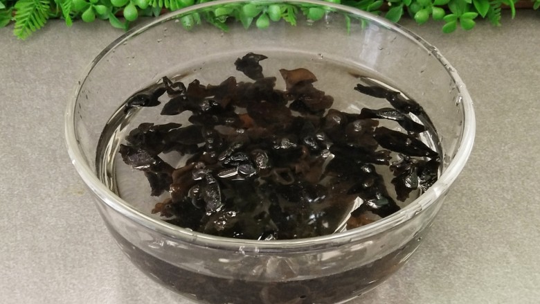 木耳猪肉馅月牙饺,木耳提前用清水泡开,洗净,切成小丁