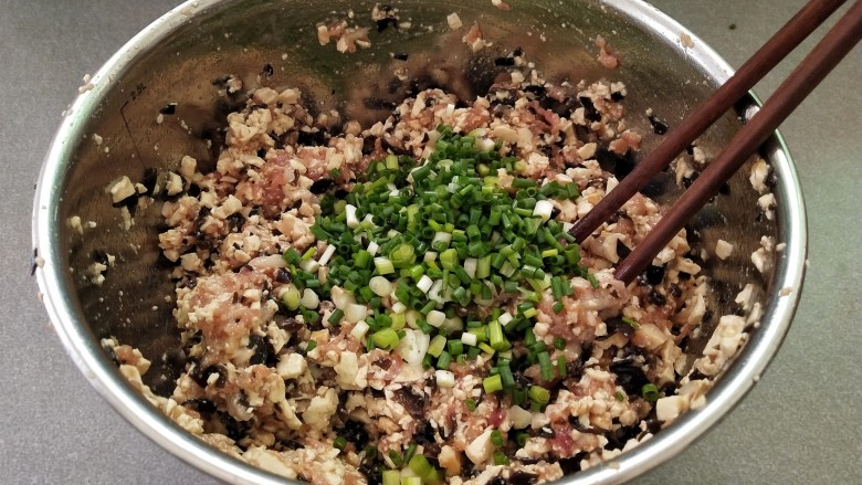 木耳猪肉馅月牙饺,最后再加入<a style='color:red;display:inline-block;' href='/shicai/ 3250'>葱</a>花拌匀,馅料就做好了