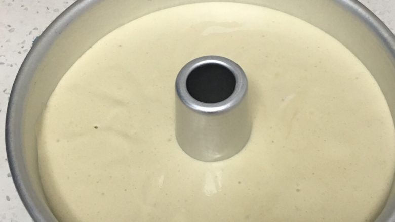 烹调奶油咖啡蛋糕,蛋糕糊倒入8寸中空模具中,震几下消泡。