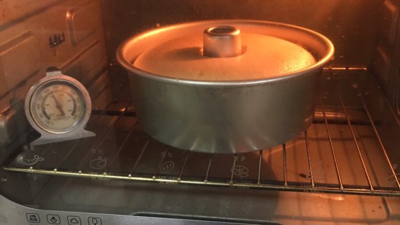烹调奶油咖啡蛋糕,烤箱预热至150度,模具送入烤箱烤制40分钟。