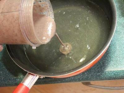 地瓜红豆栗子羊羹,再放入400cc水、4g洋菜粉,煮熟后,小火煮2分钟,趁热倒入120g打成细腻红豆粉和1勺糖拌匀