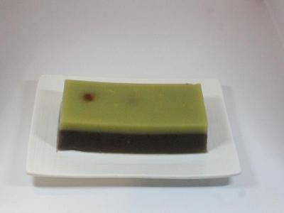 地瓜红豆栗子羊羹,精置放凉后,包上保鲜膜,放入冰箱冰凉。倒扣脱模