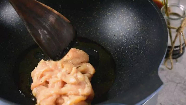 美味的茄汁鸡肉好吃又简单,做法分享给你 ,起油锅,倒入芝麻油,放入鸡肉片炒至断生