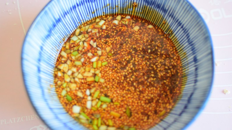 酸汤馄饨,把酸汤所有食材放入一个碗中,加入少许开水