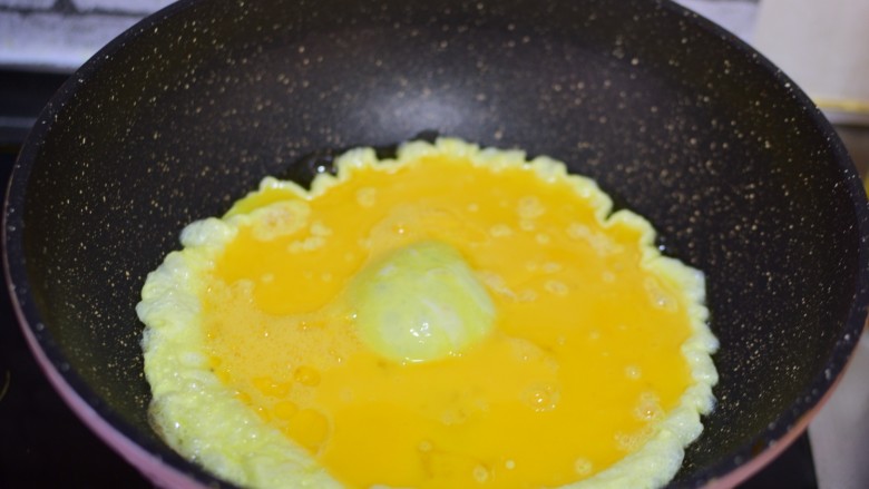 韭菜鸡蛋馅包子,油热,加入<a style='color:red;display:inline-block;' href='/shicai/ 9'>鸡蛋</a>炒熟