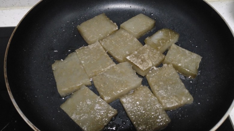 皮扎炒馍,锅中放入适量油,小火煎皮扎。