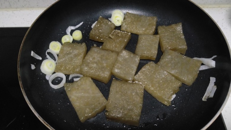 皮扎炒馍,翻炒均匀,盛出。