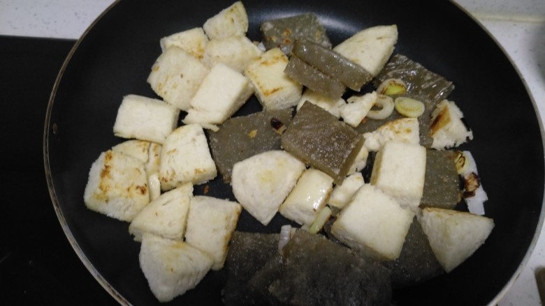皮扎炒馍,加入盐,翻炒均匀。