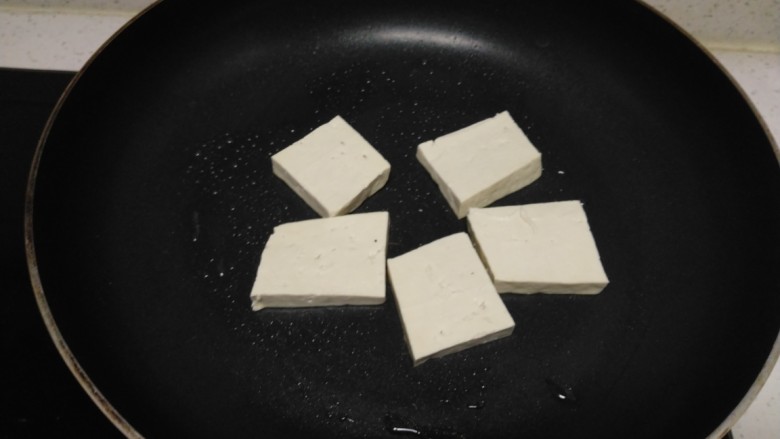豆腐猪皮炒西葫芦,不粘锅中放入适量油,放入豆腐。