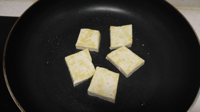 豆腐猪皮炒西葫芦,煎至一面金黄,翻面。