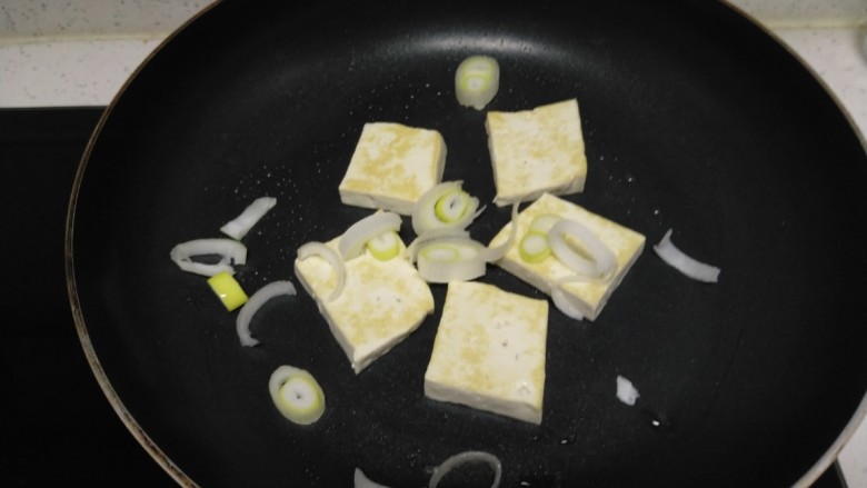 豆腐猪皮炒西葫芦,煎至两面金黄,撒入葱碎。
