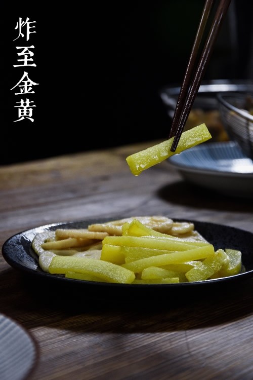 干锅鸡,油锅烧至7成熟,下藕片、土豆条炸至表面金黄,捞出控油。