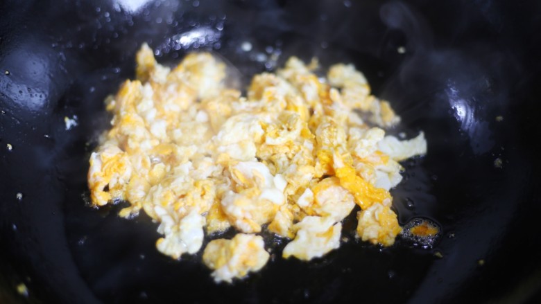 营养丰富的秋葵炒鸡蛋,用铲子切成小块,翻炒5秒钟。