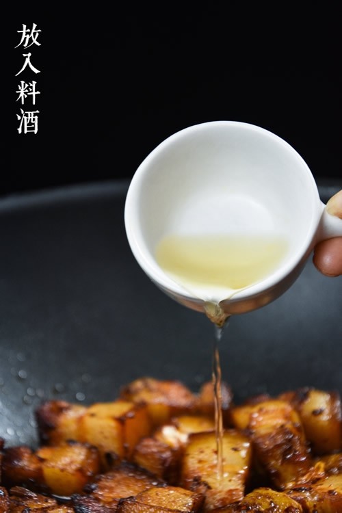 红烧肉,爆香后,倒入煸炒后的五花肉,放入<a style='color:red;display:inline-block;' href='/shicai/ 718'>料酒</a>。