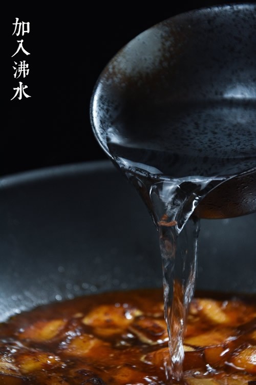 红烧肉,倒入没过肉块的沸水,煮开后转小火闷煮慢炖45分钟左右,45分钟后开大火收汁。
