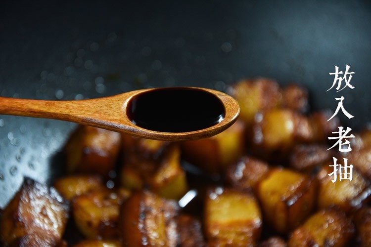 红烧肉,加入<a style='color:red;display:inline-block;' href='/shicai/ 788'>生抽</a>、<a style='color:red;display:inline-block;' href='/shicai/ 762'>老抽</a>，增香增色。