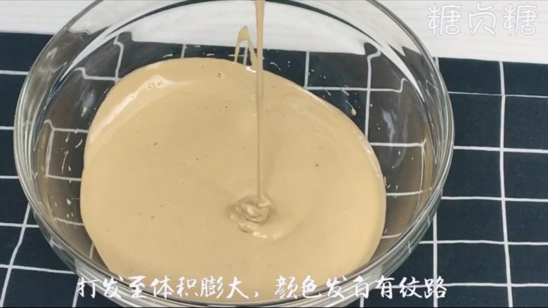 布朗尼蛋糕,继续打发至体积膨大,颜色发白有纹路
