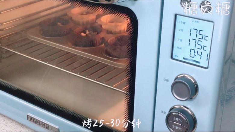 布朗尼蛋糕,烤箱上下火175度预热10分钟,烤25到30分钟即可