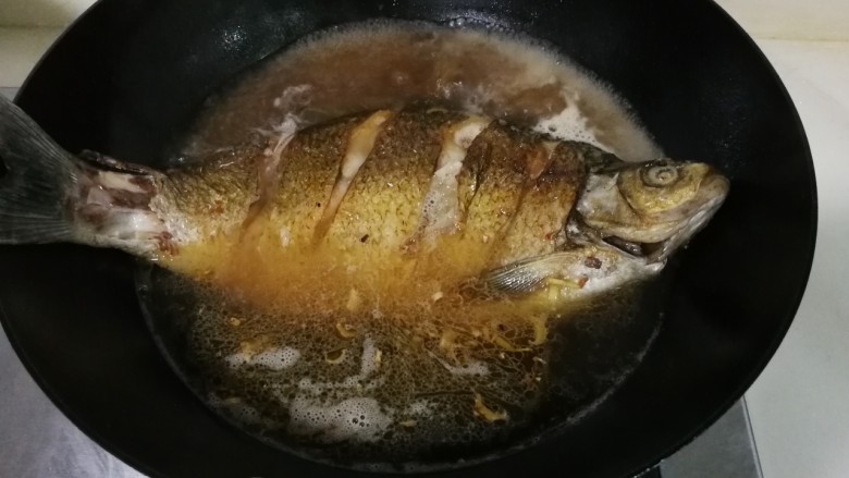 蒜末糖醋鳊鱼,放入清水,有鳊鱼三分之二高度吧,大火烧开