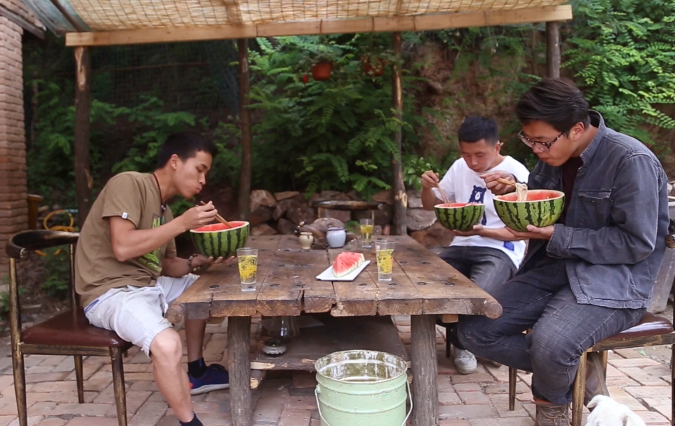 吃西瓜排骨面，喝野生金银花