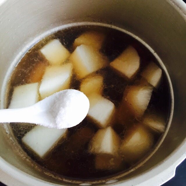 大寒养生汤+羊肉煲,加两小茶匙盐盖上锅盖大火烧开即可关火,待气阀消气后再打开锅盖