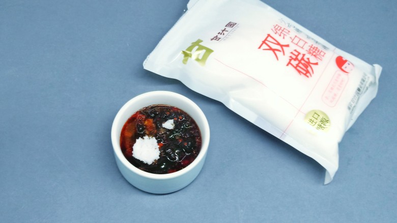烤箱版【金针菇蒜香烤花蛤】,最后加10的甘汁园绵白糖,用筷子把料汁拌均匀。