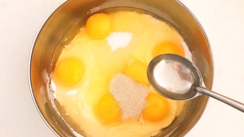 酸奶面包,在面粉里打入6个蛋黄,加入酸奶和细白砂糖,加入耐高温酵母,加入2小勺<a style='color:red;display:inline-block;' href='/shicai/ 140122'>玉米油</a>