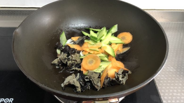 小炒猪肝,放入胡萝卜,黄瓜,木耳翻炒均匀
