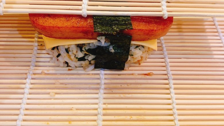 超浓郁日式饭团,把竹帘从两边卷起来,固定形状压好,保持2分钟