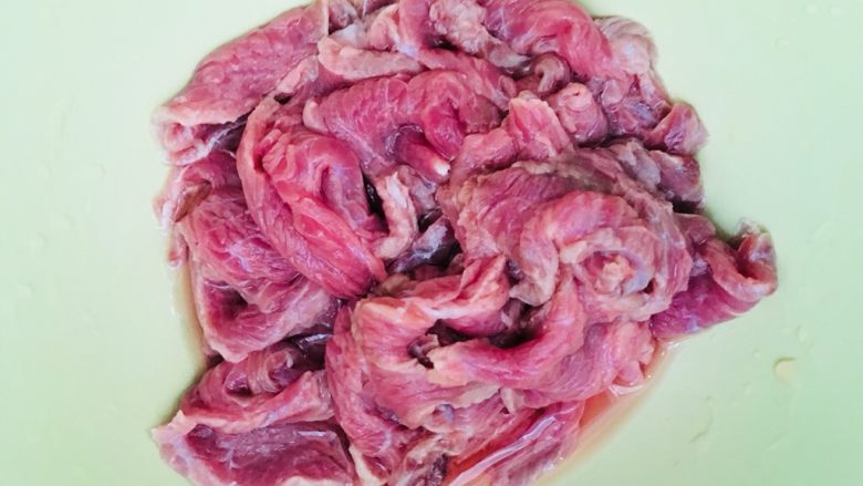牛肉炒菜心,<a style='color:red;display:inline-block;' href='/shicai/ 216'>牛肉</a>洗净切片后放清水过两遍,倒去血水