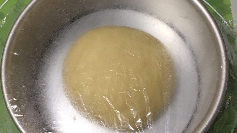 蔓越梅沙琪玛,将面团放入模具,盖上保鲜膜。