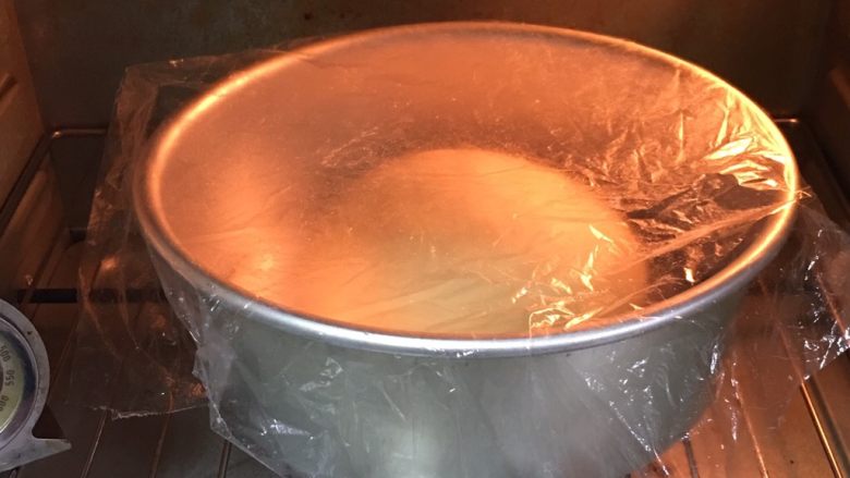 蔓越梅沙琪玛,烤箱发酵档,底部放一碗热水,发酵60分钟。