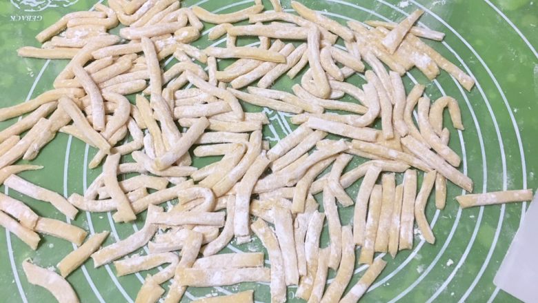 蔓越梅沙琪玛,撒一些面粉,条子不要黏合。