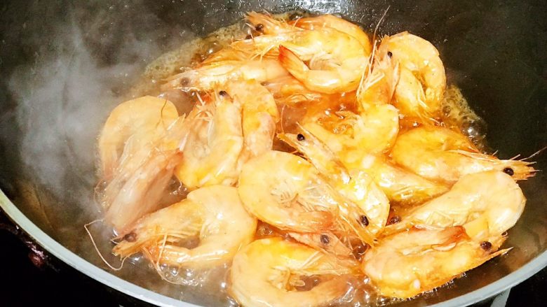 浅湘食光&食蔬干锅虾,虾变色,沥干油装盘待用