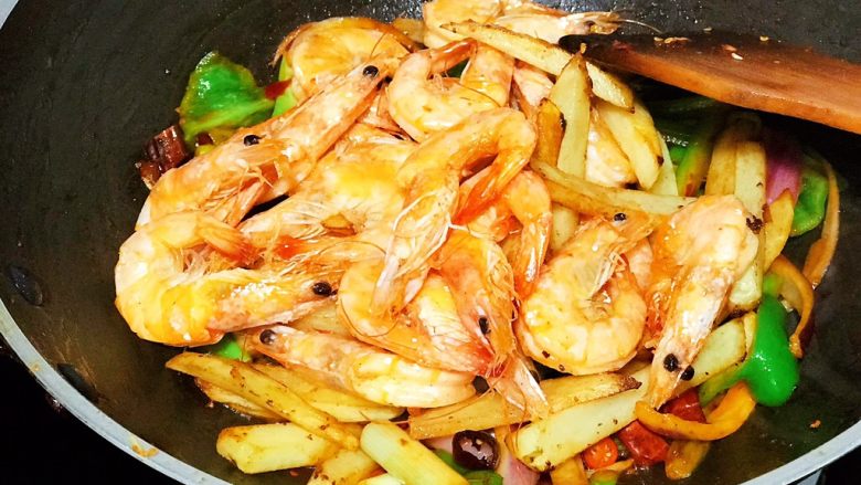 浅湘食光&食蔬干锅虾,加入炸过的土豆、虾,炒匀