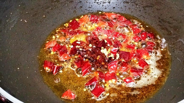 浅湘食光&食蔬干锅虾,干辣椒、花椒、豆瓣、糖(少量)炒香,加一点点火锅底料(可以不放)