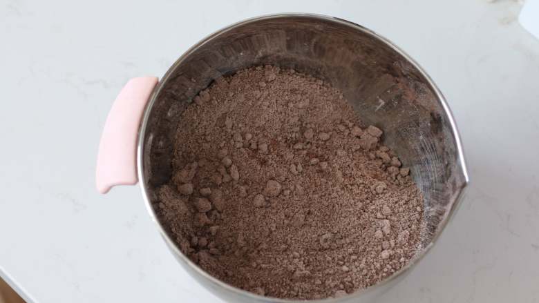 巧克力杏仁司康,3. 用手将粉类材料和冷藏切成小块的黄油捏搓成细砂状
