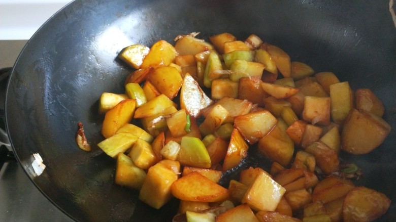 新文美食 张家口特色美食 莜面条,倒入适量<a style='color:red;display:inline-block;' href='/shicai/ 135284'>美味鲜酱油</a>。