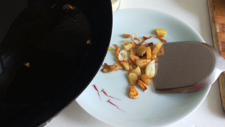 新文美食 张家口特色美食 莜面条,把葱姜蒜铲出来,留底油。
