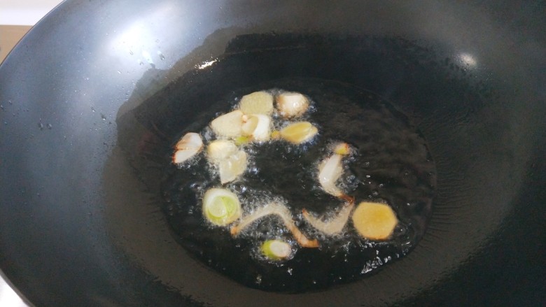 新文美食 张家口特色美食 莜面条,在起锅烧热,倒入适量油烧热放入葱姜蒜炒香。