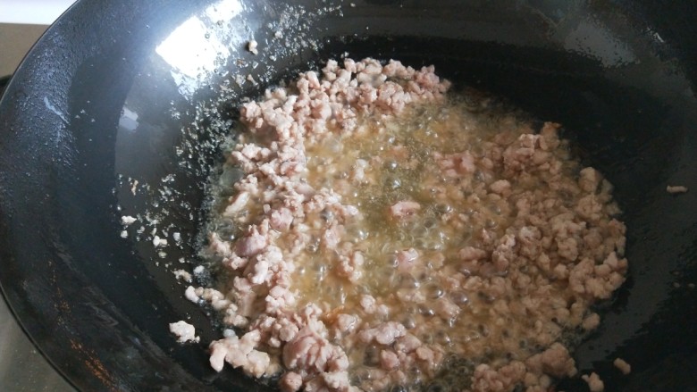 新文美食 张家口特色美食 莜面条,倒入肉末翻炒均匀。