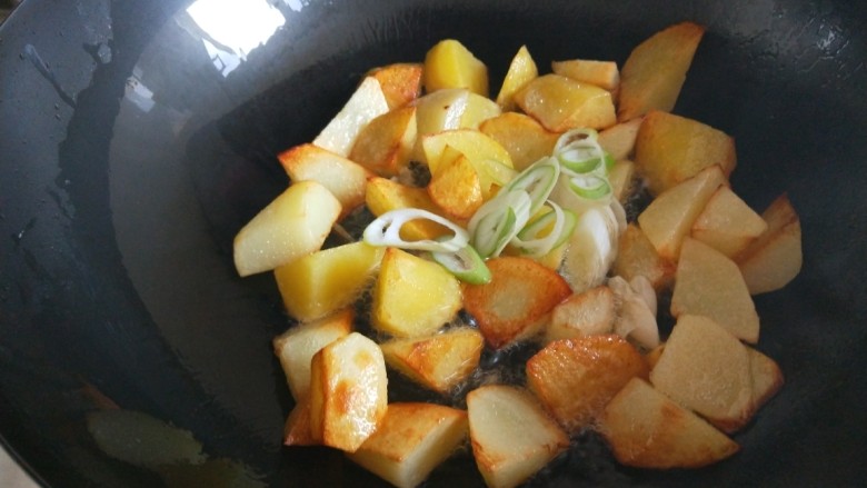 新文美食  张家口特色美食 莜面条,加入葱花炒香。