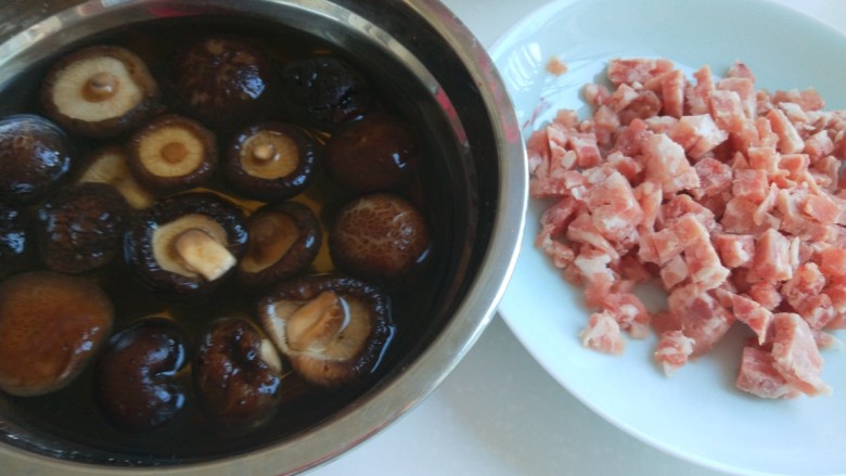 新文美食  张家口特色美食 莜面条,香菇洗干净在用开水泡两个小时，<a style='color:red;display:inline-block;' href='/shicai/ 34374'>猪肉馅</a>250克。