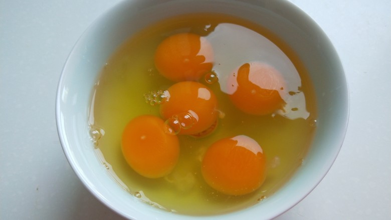 新文美食 张家口特色美食 莜面条,打五个<a style='color:red;display:inline-block;' href='/shicai/ 9'>鸡蛋</a>倒入盆中,一比一的温水,开水蒸15分钟即可。