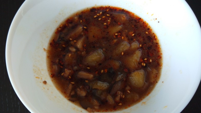 新文美食 张家口特色美食 莜面条,碗中放入茄子土豆,在放入香菇汤。