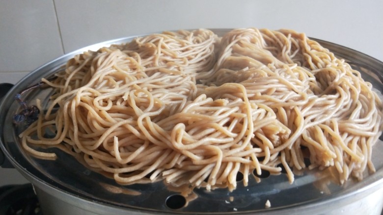 新文美食 张家口特色美食 莜面条,蒸好的莜面条倒入盆中。