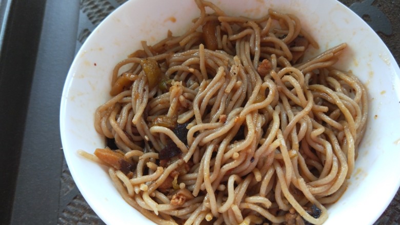 新文美食 张家口特色美食 莜面条,把莜面放入香菇汤搅拌均匀即可食用。
